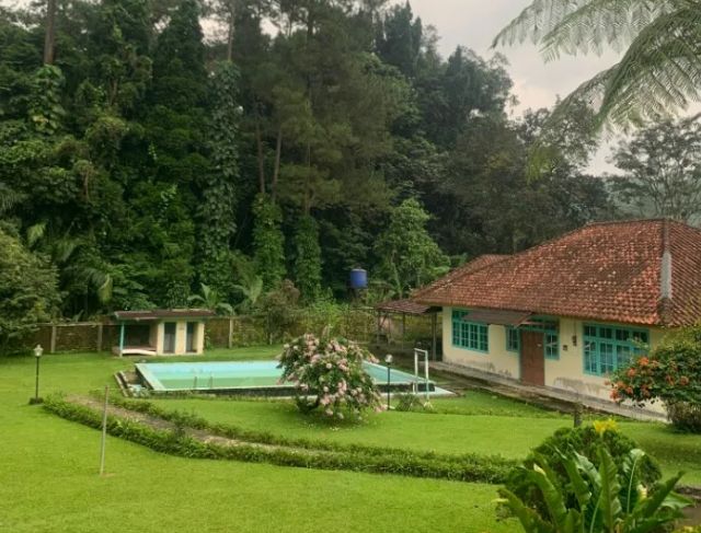 Villa Ivan Megamendung Kapasitas 100 Orang di Puncak Bogor, Kolam Renang dan Taman Luas untuk Gathering Besar