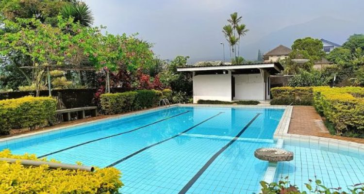Villa Wibowo Puncak Bogor, Pilihan Vila Kapasitas 30 Orang dengan Private Pool dan View Gunung yang Menawan