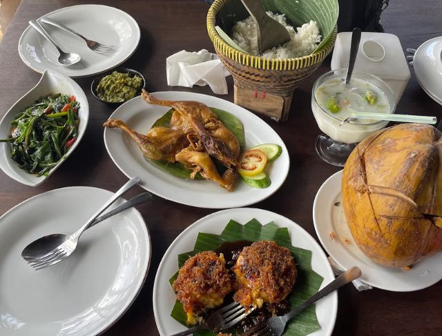 Lembur Kuring Parung, Rekomendasi Resto Sunda Tepi Danau di Bogor yang Legendaris untuk Kuliner Keluarga