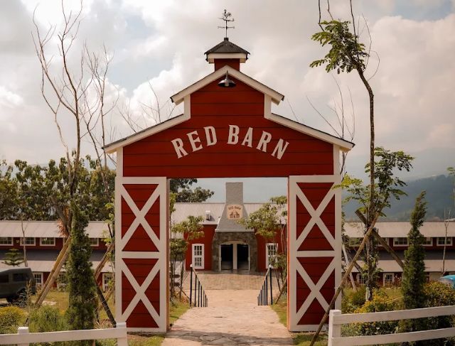 Red Barn Bogor, Wisata Restoran Desa Belanda Bergaya Eropa di Sukamakmur dengan Pemandangan Perbukitan
