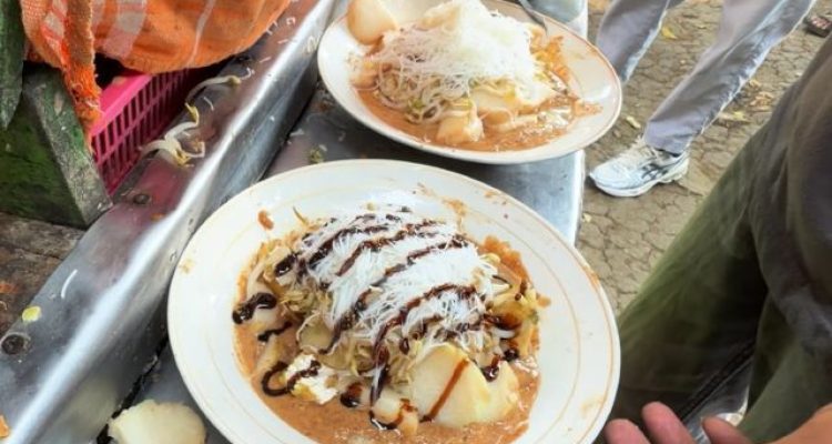 Ketoprak Viral Depan RS Marzuki Mahdi Bogor, Atraksi Balik Piring Cepat di Celah Pagar Biar Tak Tumpah