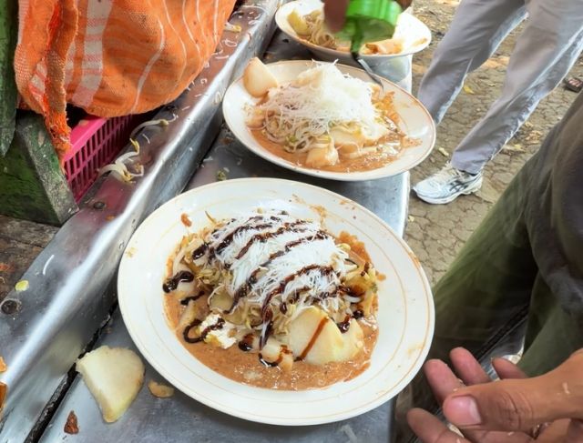 Ketoprak Viral Depan RS Marzuki Mahdi Bogor, Atraksi Balik Piring Cepat di Celah Pagar Biar Tak Tumpah