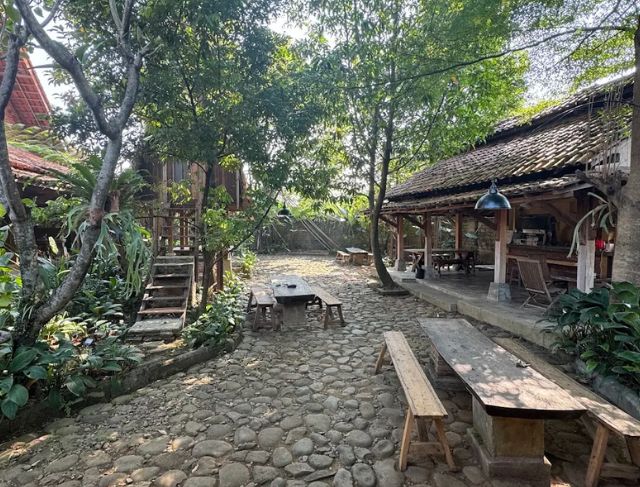 Review Warung Ngatinem Bogor, Tempat Nongkrong Hidden Gem Bernuansa Hutan di Tengah Kota dengan Bakmi Homemade dan Pizza Lezat