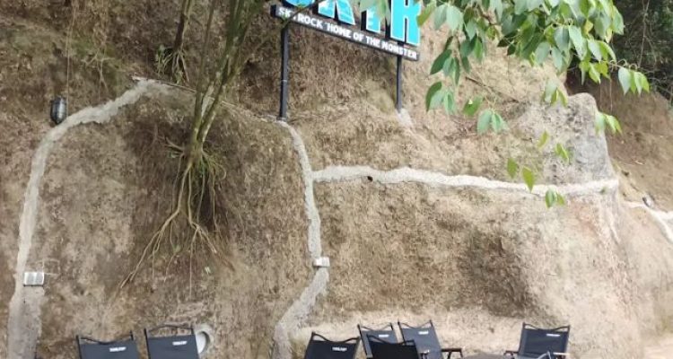SKYR Coffee Puncak, Nongkrong di Kafe dengan Gua, City Light, dan Secret Menu