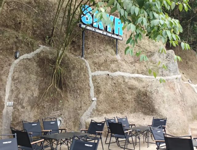 SKYR Coffee Puncak, Nongkrong di Kafe dengan Gua, City Light, dan Secret Menu