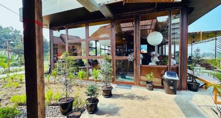 Taniman Arkive Cafe Gang Kelor Bogor, Tempat Ngopi di Balkon View Sunset