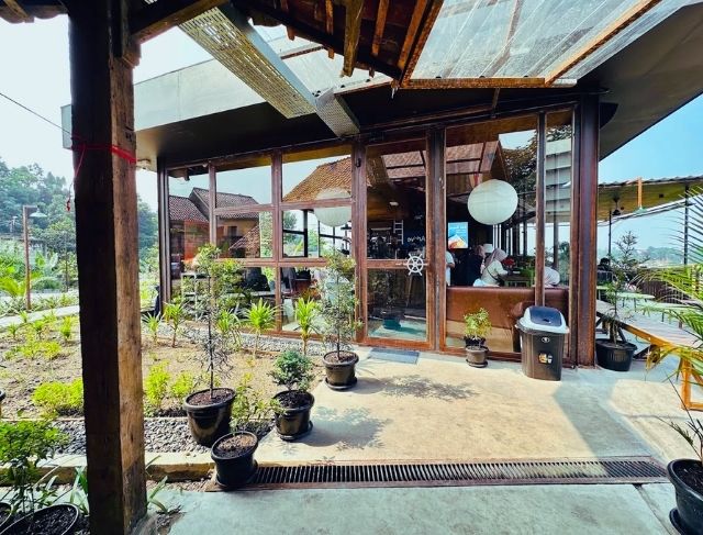 Taniman Arkive Cafe Gang Kelor Bogor, Tempat Ngopi di Balkon View Sunset