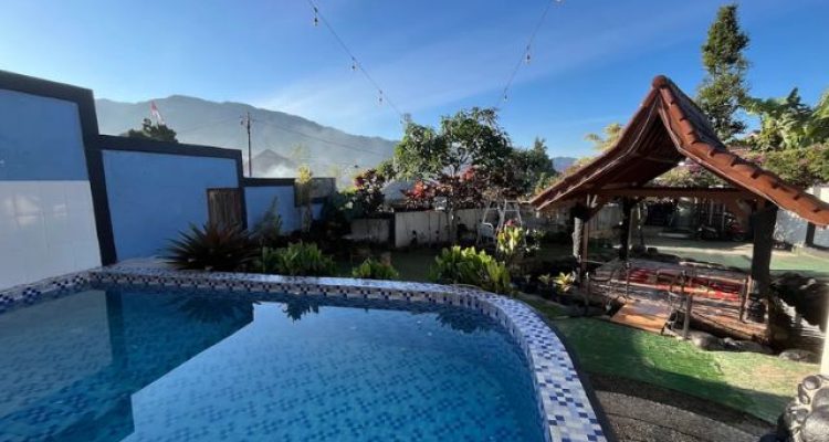 Villa Omi Puncak Bogor Nyaman untuk Rombongan dengan Kolam Renang Pribadi dan View Pegunungan