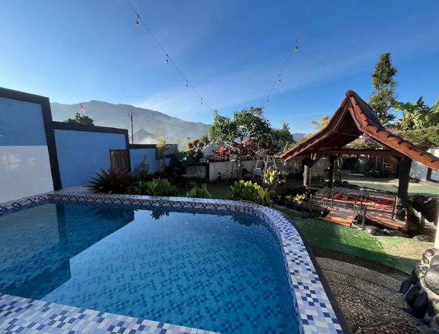 Villa Omi Puncak Bogor Nyaman untuk Rombongan dengan Kolam Renang Pribadi dan View Pegunungan