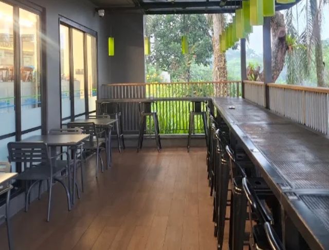 Minimarket FamilyMart Rancamaya Bogor, Tempat Nongkrong Estetik View Gunung Salak