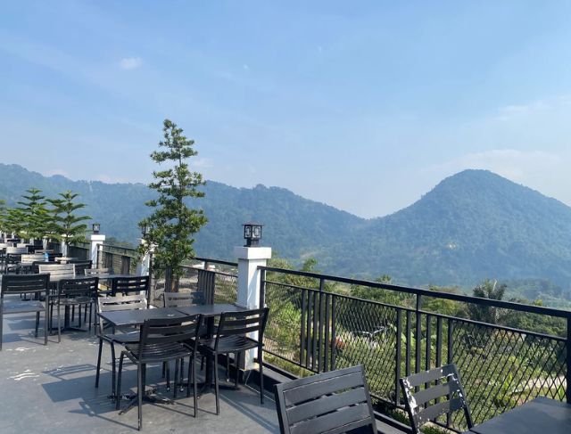Pinus Caffe dan Resto Sentul, Tempat Makan di Bogor view Hutan Pinus dan Kabut