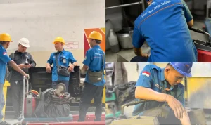 Teknisi Trazt sedang melakukan pembersihan saluran mampet menggunakan alat spiral baja elastis yang digerakan dengan mesin rooter