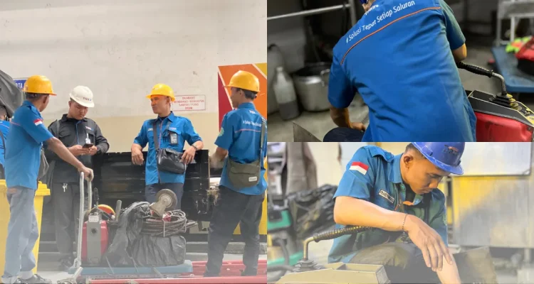 Teknisi Trazt sedang melakukan pembersihan saluran mampet menggunakan alat spiral baja elastis yang digerakan dengan mesin rooter