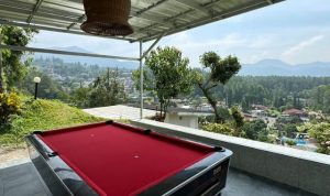 Villa Yia Yia Puncak Bogor Dekat Taman Safari ada Kolam Renang dan Meja Biliar