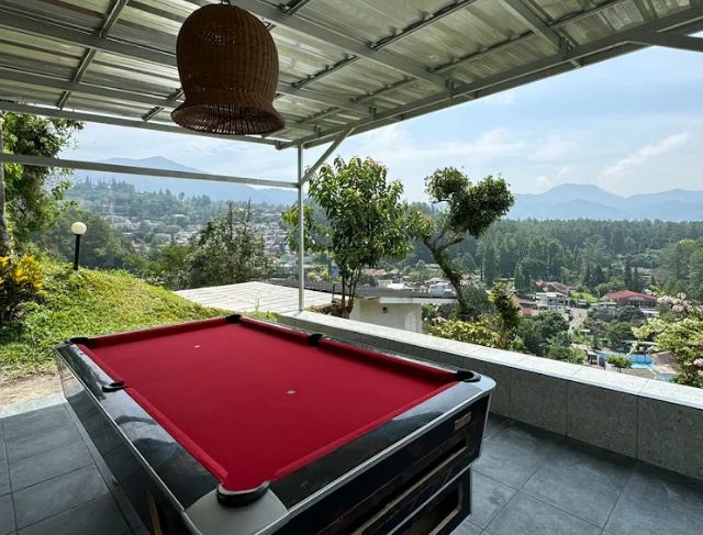 Villa Yia Yia Puncak Bogor Dekat Taman Safari ada Kolam Renang dan Meja Biliar