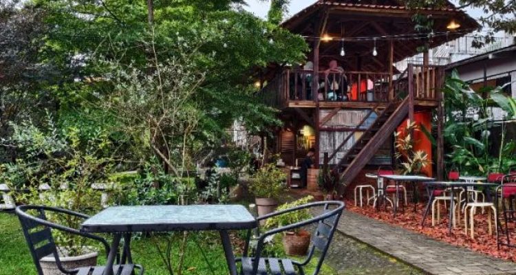 Review Kopi Susu Gula Aren dan Donat Campur di Coffee Shop Riverside Uncle Jo X Bar Warung Jambu Bogor