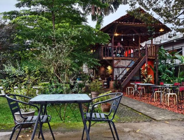 Review Kopi Susu Gula Aren dan Donat Campur di Coffee Shop Riverside Uncle Jo X Bar Warung Jambu Bogor