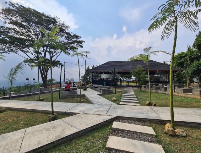Review Tempat Nongkrong, Atas Langit Cafe Sentul Bogor View Sunset dan City Light sedia Burger serta Kopi Gula Aren