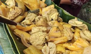 Tempat Makan Soto Jeroan Komplit Kuah Gurih, Soto Kuning Bogor Bu Yanti