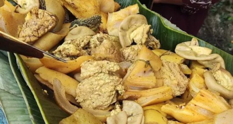 Tempat Makan Soto Jeroan Komplit Kuah Gurih, Soto Kuning Bogor Bu Yanti