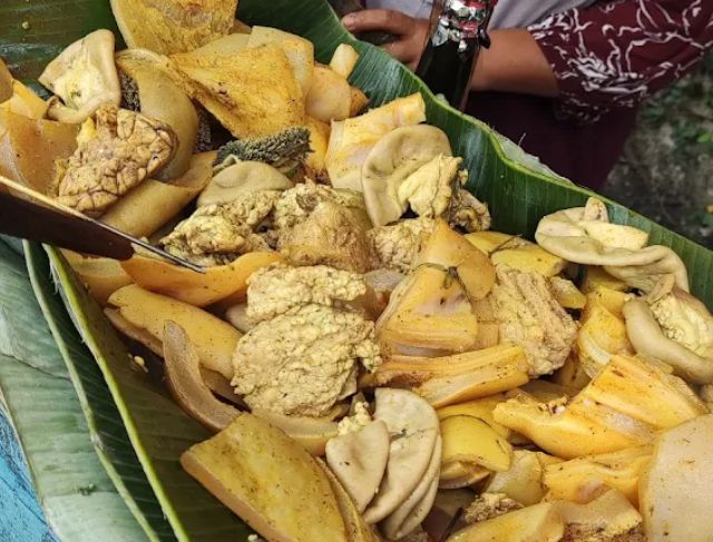 Tempat Makan Soto Jeroan Komplit Kuah Gurih, Soto Kuning Bogor Bu Yanti