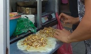 Tukang Jajanan Kaki Lima Bersih, Lumpia Basah Khas Bogor di Suryakencana