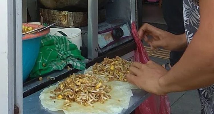 Tukang Jajanan Kaki Lima Bersih, Lumpia Basah Khas Bogor di Suryakencana