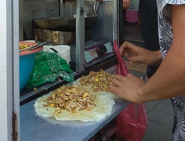 Tukang Jajanan Kaki Lima Bersih, Lumpia Basah Khas Bogor di Suryakencana